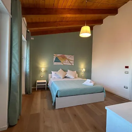 לינה וארוחת בוקר Ferdinando's House 3*